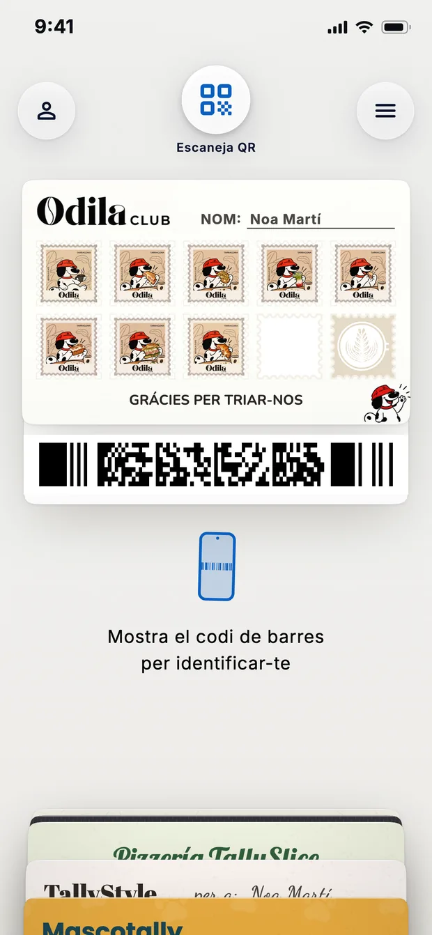 La cartera del client amb la seva targeta d'Odila Cafe i, a sota, el codi de barres que ensenya al taulell.