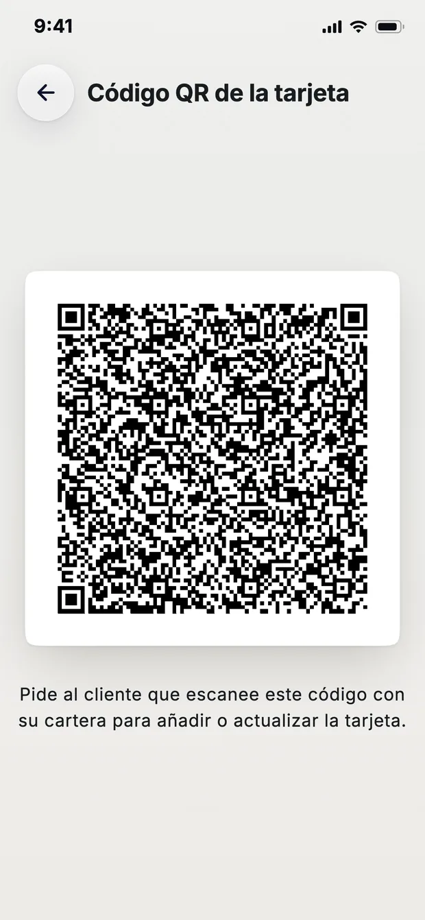 La pantalla del código QR de una tarjeta, con la instrucción de pedir al cliente que lo escanee con su cartera para añadirla o actualizarla.